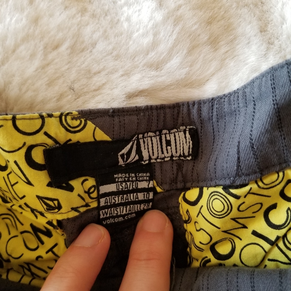 Volcom shorts - Picture 3 of 7